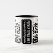 新しいお父さんもっとコーヒーおもしろいが必要（新しいお父さん） ツートーンマグカップ (中央)