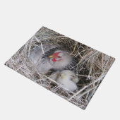 新しいひよこを持つ母雌鶏 ドアマット (アングル)