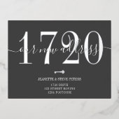 新しいアドレス番号グレーのシルバースクリプトの移動 箔招待状ポストカード (正面)