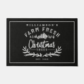 新しいクリスマスツリーを育てるビンテージカーファミリー ドアマット (正面)