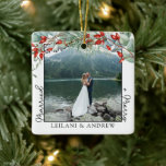 新しいクリスマスフォトと水の色ホリー セラミックオーナメント<br><div class="desc">メリークリスマスセラミックパーソナライズされたオーナメントで永遠の休日の思い出を作成。水の色のホリーと果実で飾られた四角いオーナメントカスタマイズは、真の贈り物の名前を含めユニークる。あなたの木とクリスマスをさらに特別なものにするために最適。</div>