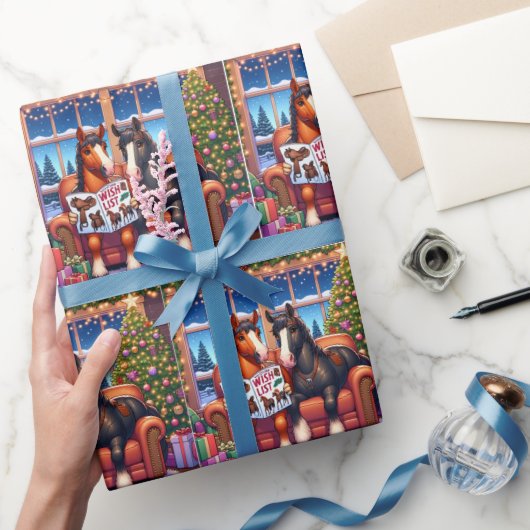新しいサドルウィッシュブックを備えたソファ上のクリスマスウマ ラッピングペーパー (ギフト)