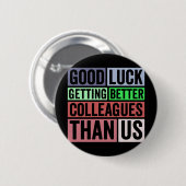 新しいジョおもしろいブ |さよなら同僚離れの |良いL 缶バッジ (正面&裏面)