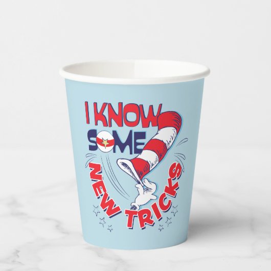 新しいトリックを知っている帽子の中の猫 紙コップ