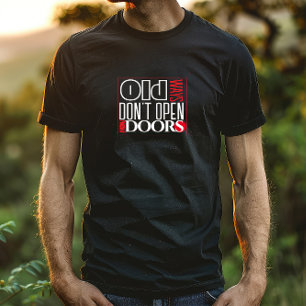 新しいドアの引用文黒の赤い白い文字を開く Tシャツ