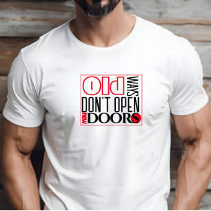 新しいドア引用文の黒い赤い文字を開く Tシャツ
