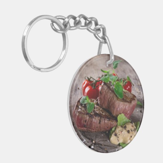 新しいハーブおよびトマトが付いている焼かれたbbqのステーキ キーホルダー (正面左)