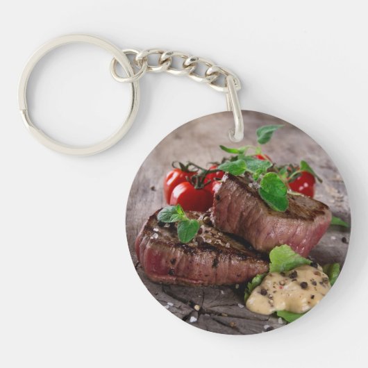 新しいハーブおよびトマトが付いている焼かれたbbqのステーキ キーホルダー (正面)