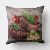 新しいハーブおよびトマトが付いている焼かれたbbqのステーキ クッション (裏面)