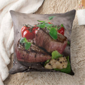 新しいハーブおよびトマトが付いている焼かれたbbqのステーキ クッション (ブランケット)