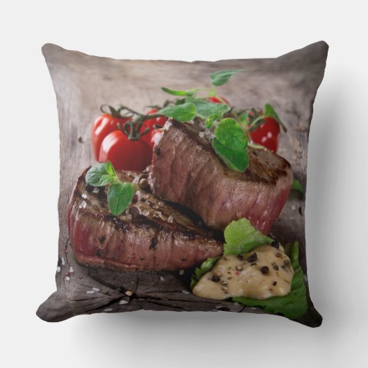 新しいハーブおよびトマトが付いている焼かれたbbqのステーキ クッション (正面)