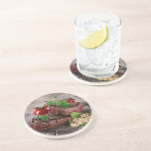 新しいハーブおよびトマトが付いている焼かれたbbqのステーキ コースター (側面)