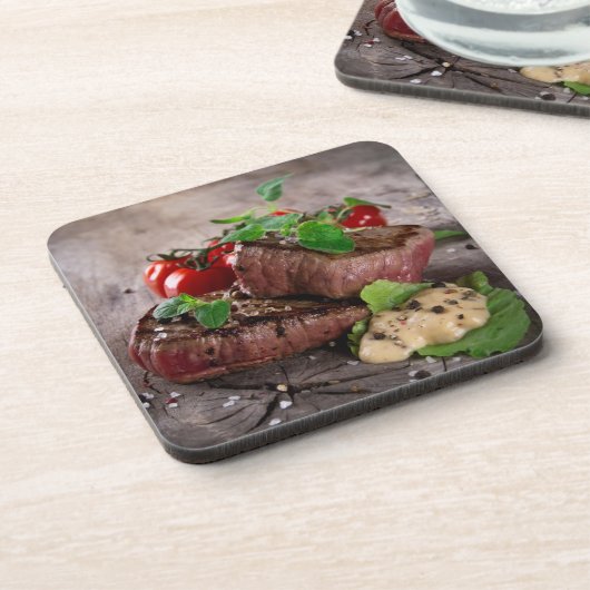 新しいハーブおよびトマトが付いている焼かれたbbqのステーキ コースター (左側)