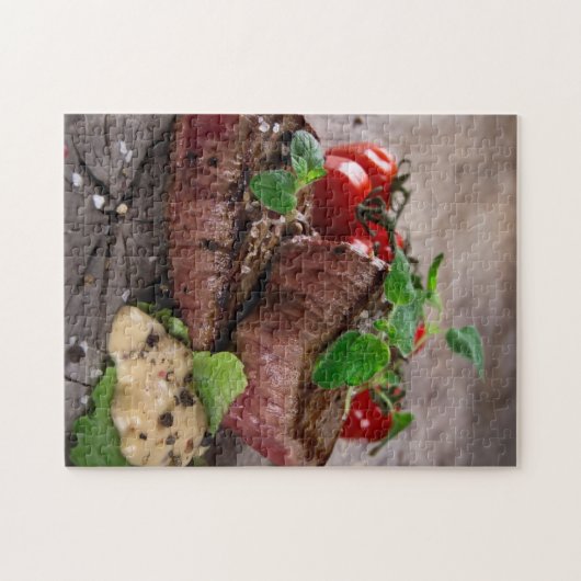 新しいハーブおよびトマトが付いている焼かれたbbqのステーキ ジグソーパズル (横)