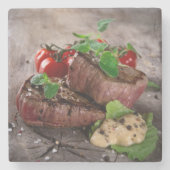 新しいハーブおよびトマトが付いている焼かれたbbqのステーキ ストーンコースター (正面)