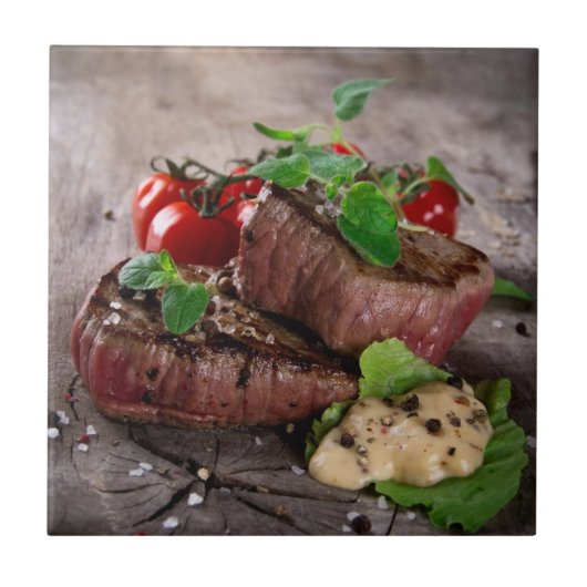 新しいハーブおよびトマトが付いている焼かれたbbqのステーキ タイル (正面)
