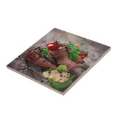 新しいハーブおよびトマトが付いている焼かれたbbqのステーキ タイル (側面)