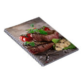 新しいハーブおよびトマトが付いている焼かれたbbqのステーキ ノートブック (右側)