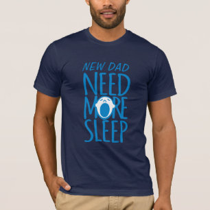 新しいパパの必要性より多くの睡眠の青いあくびのスローガンのTシャツ Tシャツ