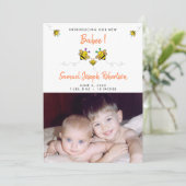 新しいベビーのご紹介 - かわいいハチの写真入り名札 案内状 (スタンド正面)