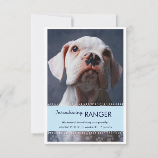 新しいペット男の子の発表のための男性の青い足のプリント 案内状 (正面)