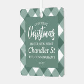 新しいホームプレイドでの私たちのモダン初めてのクリスマス メタルオーナメント (正面左)