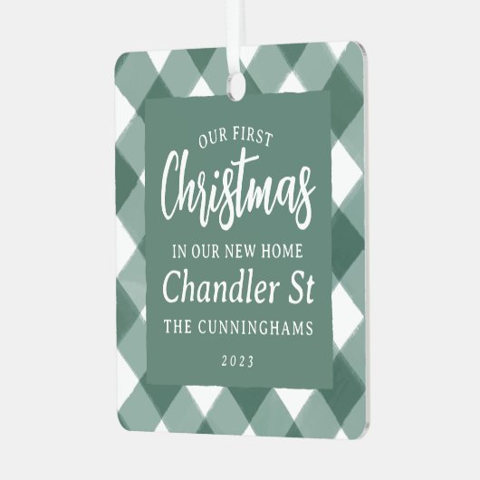 新しいホームプレイドでの私たちのモダン初めてのクリスマス メタルオーナメント (正面左)