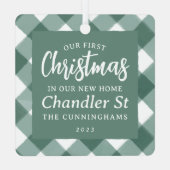 新しいホームプレイドでの私たちのモダン初めてのクリスマス メタルオーナメント (裏面)