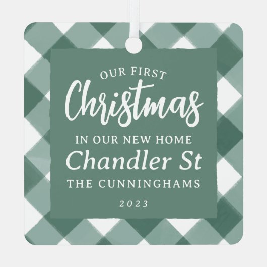 新しいホームプレイドでの私たちのモダン初めてのクリスマス メタルオーナメント (裏面)
