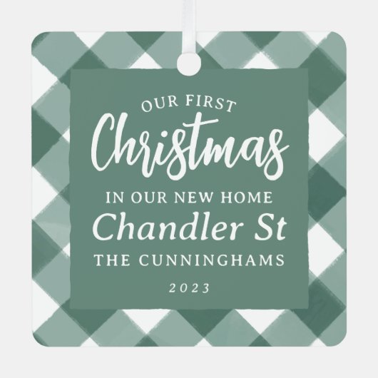 新しいホームプレイドでの私たちのモダン初めてのクリスマス メタルオーナメント (正面)