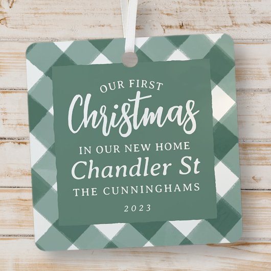 新しいホームプレイドでの私たちのモダン初めてのクリスマス メタルオーナメント