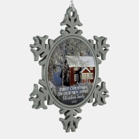 新しいホーム写真の家族の名前の初めてのクリスマス スノーフレークピューターオーナメント (左)