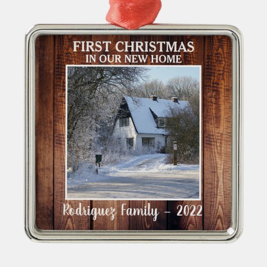 新しいホーム写真の家族の名前の初めてのクリスマス メタルオーナメント (正面)