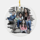 新しいホーム初めてのクリスマスのブラシ付き赤い写真 セラミックオーナメント (裏面)