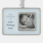 新しいママ初めてのクリスマスをママ男の赤ちゃん写真 シルバープレートフレームオーナメント (正面)