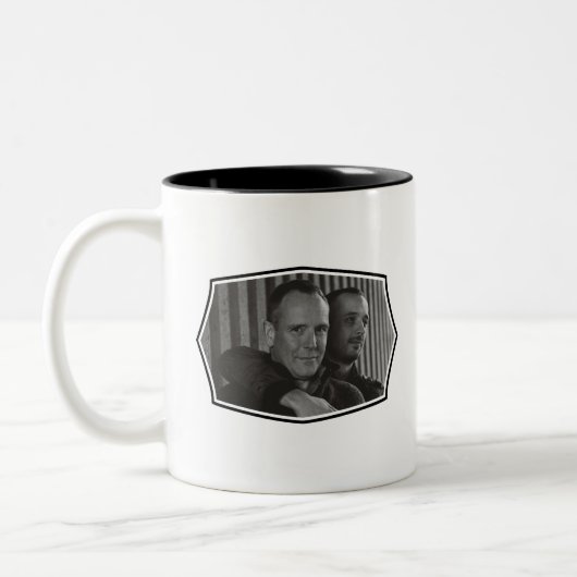 新しいミスターとミスター・ゲイ結婚の新婚の写真 ツートーンマグカップ (左)