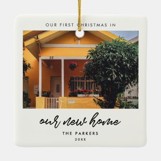 新しいモダンホームでのフォント初めてのクリスマス セラミックオーナメント (裏面)