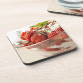 新しいヨーグルトが付いているいちごのデザート コースター (左側)