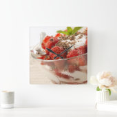 新しいヨーグルトが付いているいちごのデザート スクエア壁時計 (ホーム)