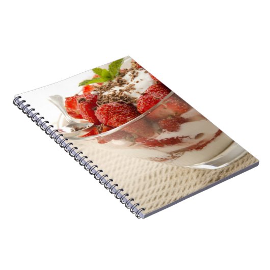 新しいヨーグルトが付いているいちごのデザート ノートブック (右側)