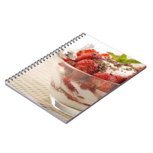 新しいヨーグルトが付いているいちごのデザート ノートブック (左側)