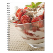 新しいヨーグルトが付いているいちごのデザート ノートブック (正面)