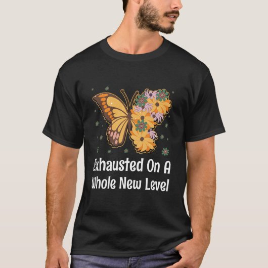 新しいレベルで疲れ果てたママの名言 ママへのギフト Tシャツ (正面)