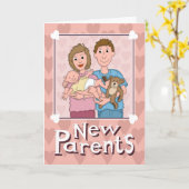 新しい両親が笑顔を見せる家族おめでとう カード (黄色い花)