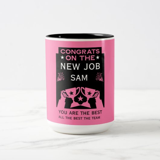 新しい仕事にピンクの祝辞を述べる ツートーンマグカップ (中央)