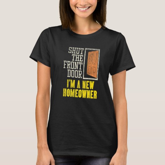 新しい住宅所有者の引っ越し祝いパーティーがフロントドアを閉める Tシャツ (正面)