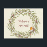 新しい住所winter christmas robinはがき ポストカード<br><div class="desc">可愛いロビンと"私たちは新しい巣を持っている"という言葉を持つ素敵な冬をテーマにした雪のリースは、新しいアドレスを持っていることを人々に知らせる。この可愛いデザイン。</div>