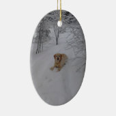 新しい冬の雪でリラックスするイエロー・ラブラドール・レトリーバー セラミックオーナメント (右)