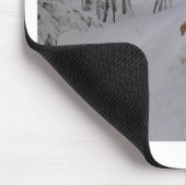 新しい冬の雪で遊ぶイエロー・ラブラドール・レトリーバー マウスパッド (コーナー)