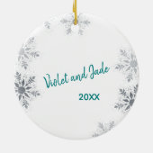 新しい初めてのクリスマスの写真付き – ティール（緑がかった色） セラミックオーナメント (裏面)